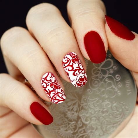 unghie rosse decorate